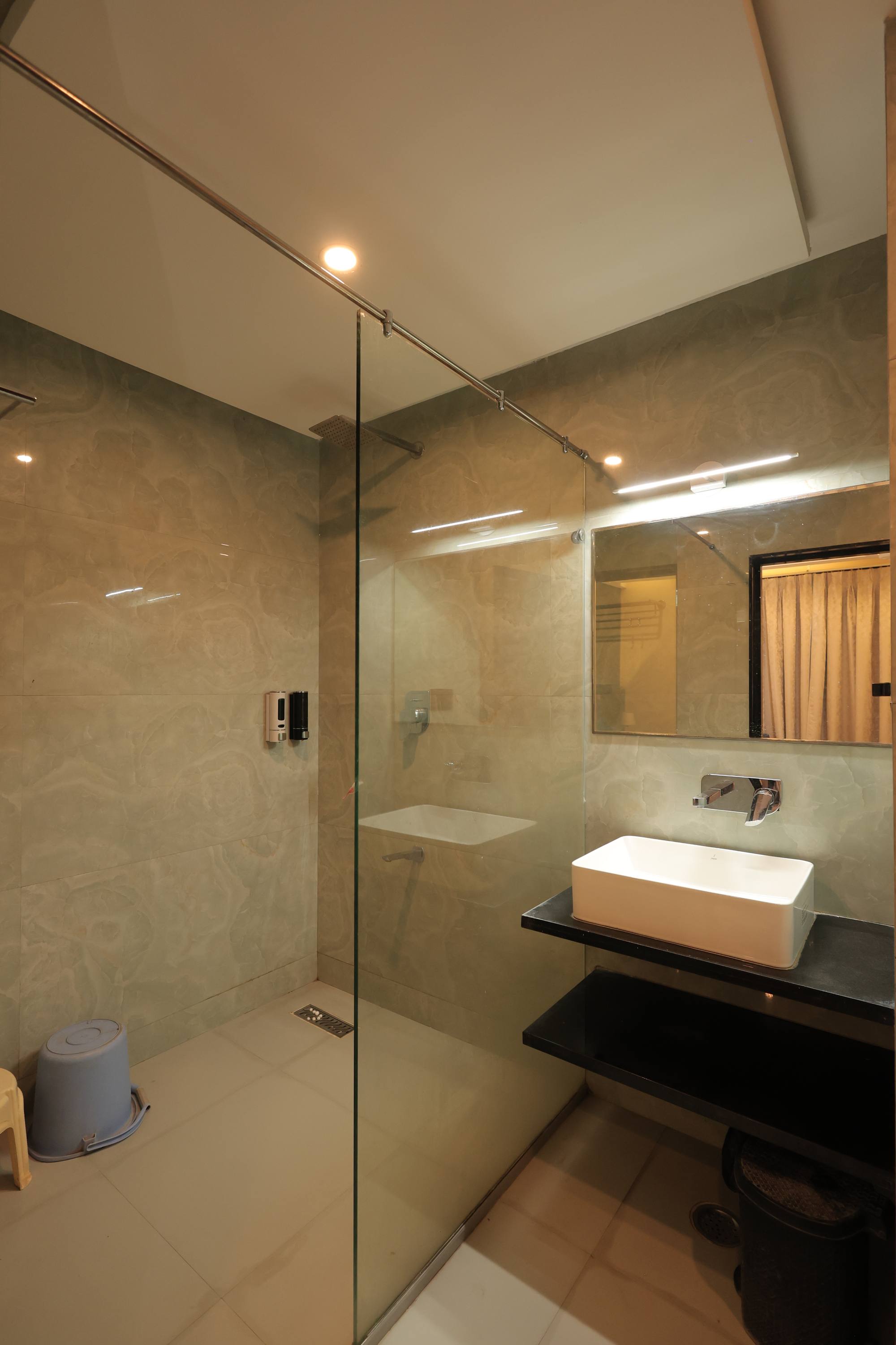 The attached Western-style bathroom in the Premium Room at Hotel Relax Inn